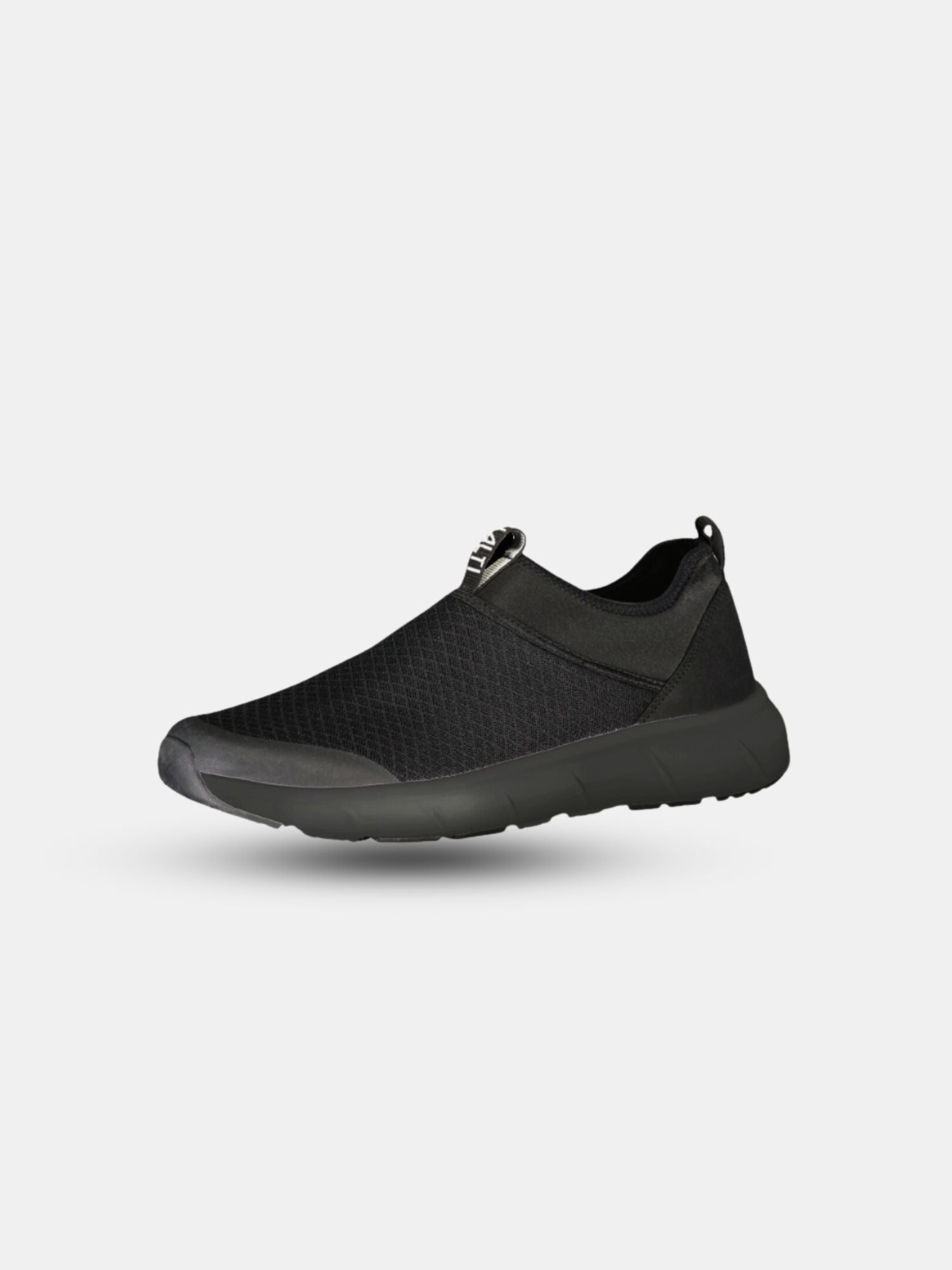 Halti Lester Sneakers Herr är svarta slip-ons med mesh-ovandel och GripmaxX Lite-sulor, visade mot en vit bakgrund.