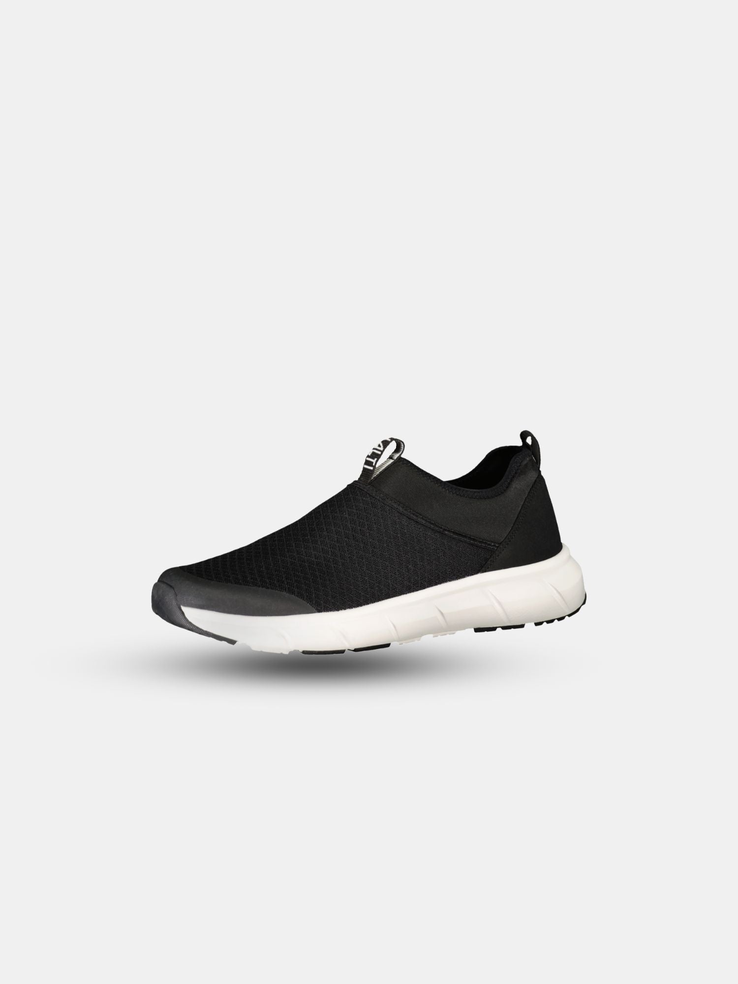 Halti Lester Sneakers Herr: svarta sommarsneakers med vit GripmaxX Lite-sula, ovandel i återvunnen mesh och dragflik i hälen.