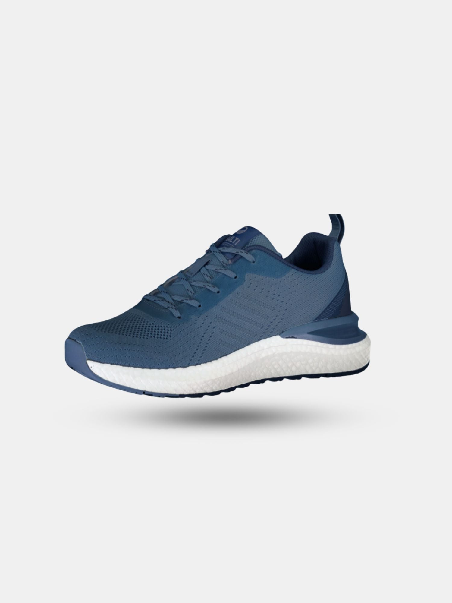 Halti Gale Sneaker Herr är en blå sportsko i återvunnen polyester med vit sula på en ljusgrå bakgrund.