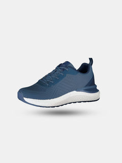 Halti Gale Sneaker Herr är en blå sportsko i återvunnen polyester med vit sula på en ljusgrå bakgrund.