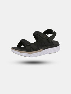 Halti Pursuit-sandalen har justerbara remmar, en anatomiskt formad EVA-fotbädd och en vit, vadderad sula.