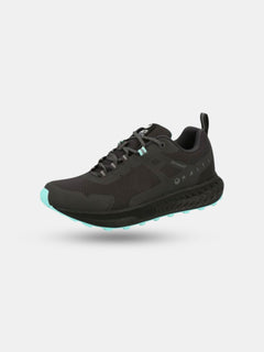 Halti Pallas Low 2 DrymaxX Hybrid Sneaker Dam i svart med turkosa detaljer, Michelin Offroad-sula, på en ljus bakgrund.