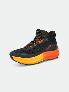 Halti Rapid DX Mid Outdoorskor Herr-svart med orangegula detaljer, tjock sula, mönstrad snörning för utomhusbruk.