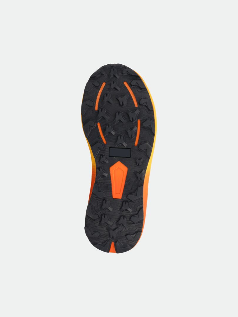 Svart, strukturerad gummisula på Halti Rapid DX Mid herrskor för friluftsliv med orange sidor och DrymaxX-membran, sett underifrån.