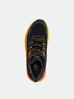 Uppifrån och ned på Halti Rapid DX Mid outdoorskor herr, med orangegula detaljer och mönstrade snören på ljus bakgrund.