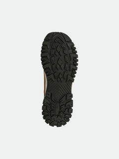 Nedersta delen av Halti Korpi DX Outdoorskor Herr har en svart, strukturerad gummisula med ett robust geometriskt mönster.