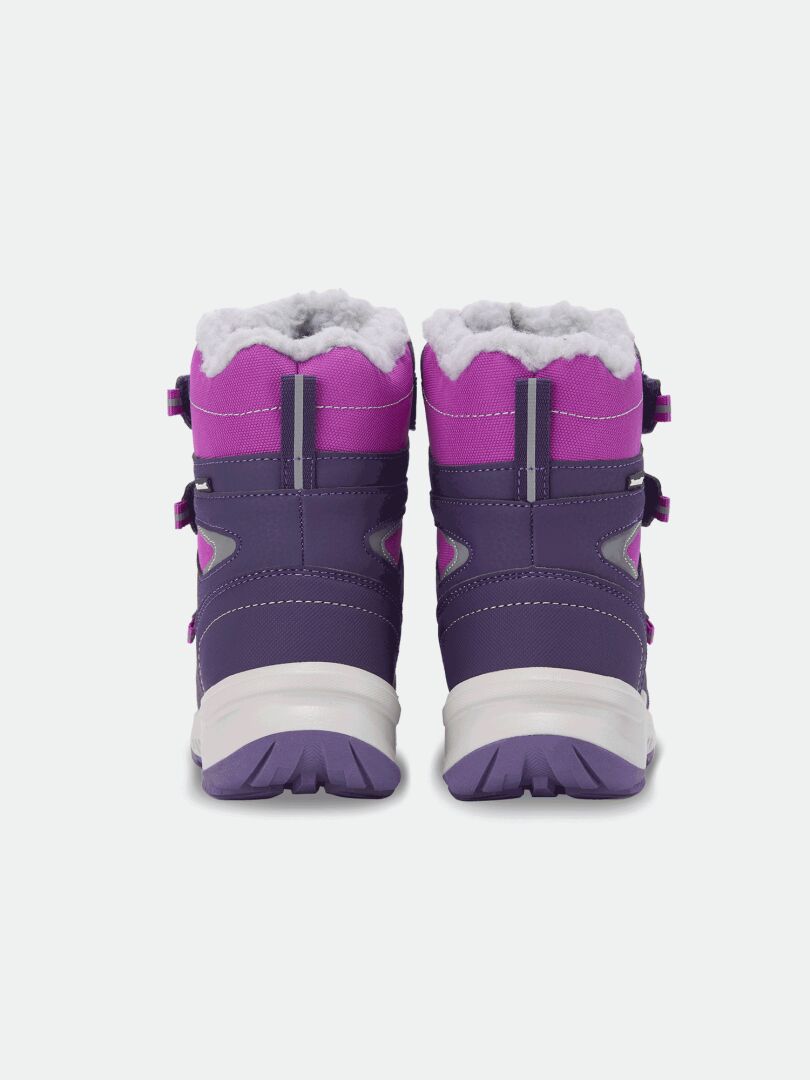 Halti Reiss 3 DX vinterskor för barn, lila/rosa, grå sulor, avbildade bakifrån mot en enfärgad bakgrund.