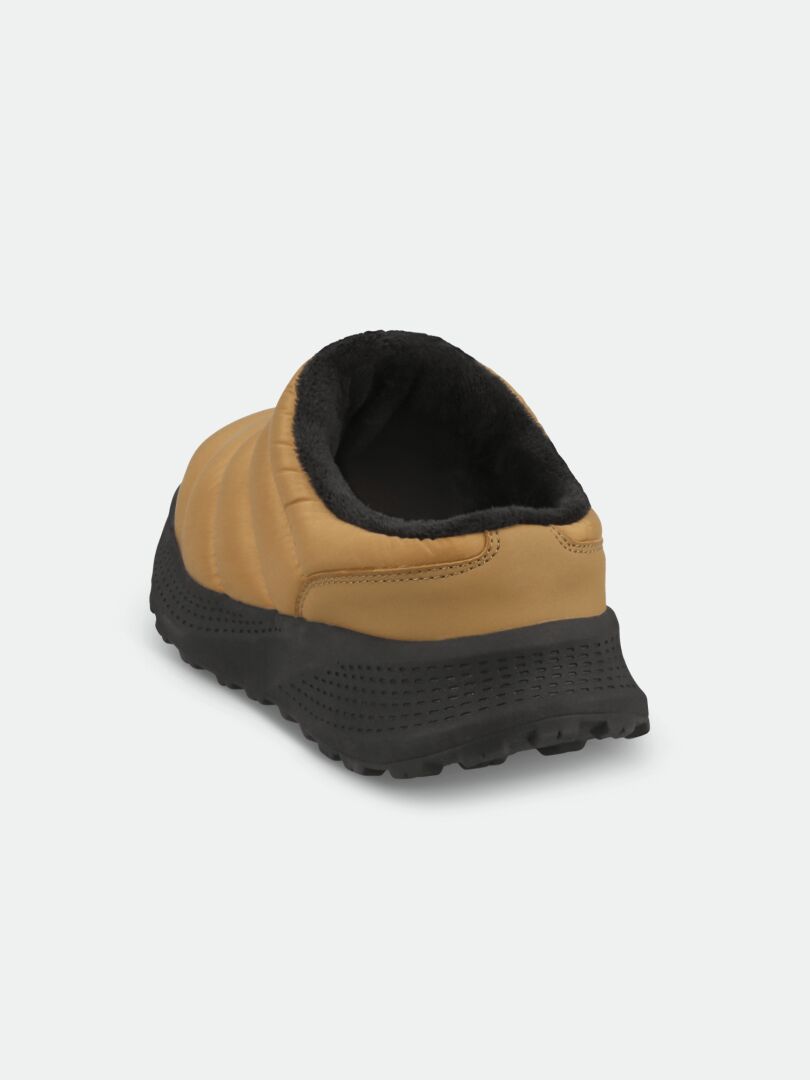Halti Rest 2 Tofflor: brun slip-on-sandal med svart sula, svart foder, innersula av memory foam, bakifrån på vitt.