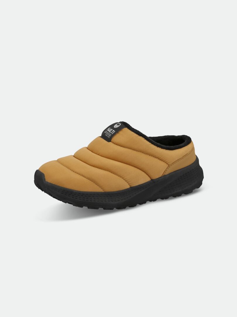 Halti Rest 2 Tofflor är en brun slip-on med quiltad ovandel, svart sula och innersula i memory foam på vit botten.
