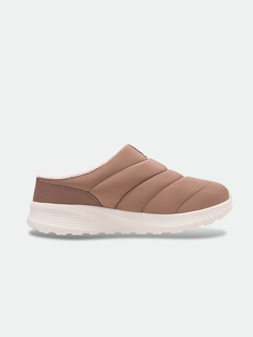 Halti Rest 2 Tofflor: beige tofflor med quiltat överdel, innersula av minnesskum och vit sula; profilbild mot enfärgad bakgrund.