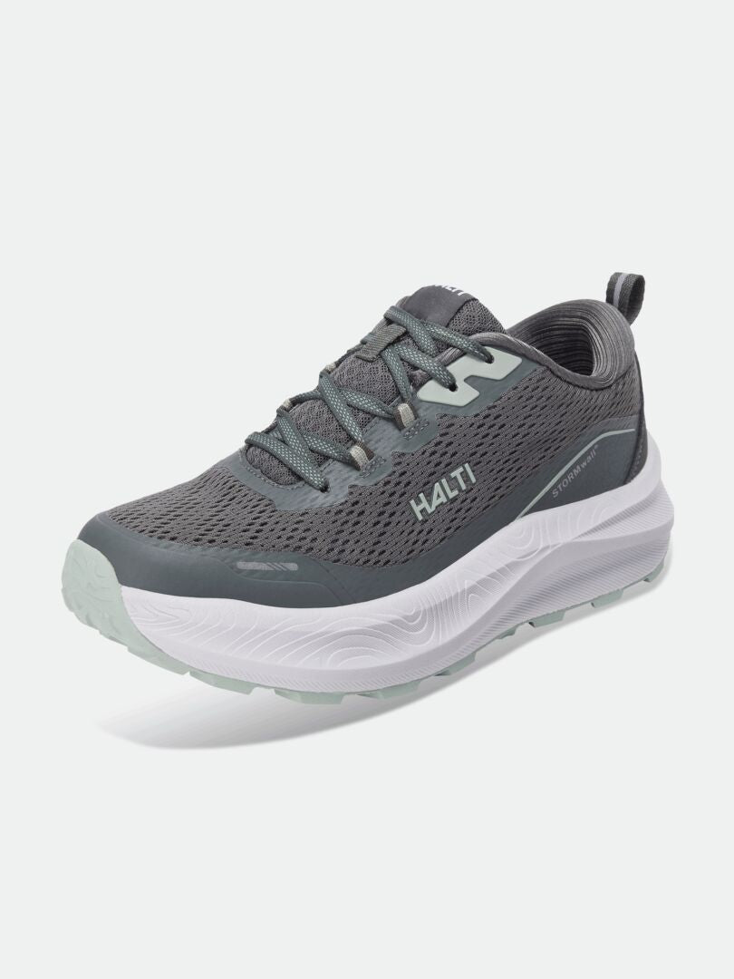Halti Rapid 2 Sneaker Herr – grå/vit mesh, snörning, logotyp på sidan, placerad i vinkel.
