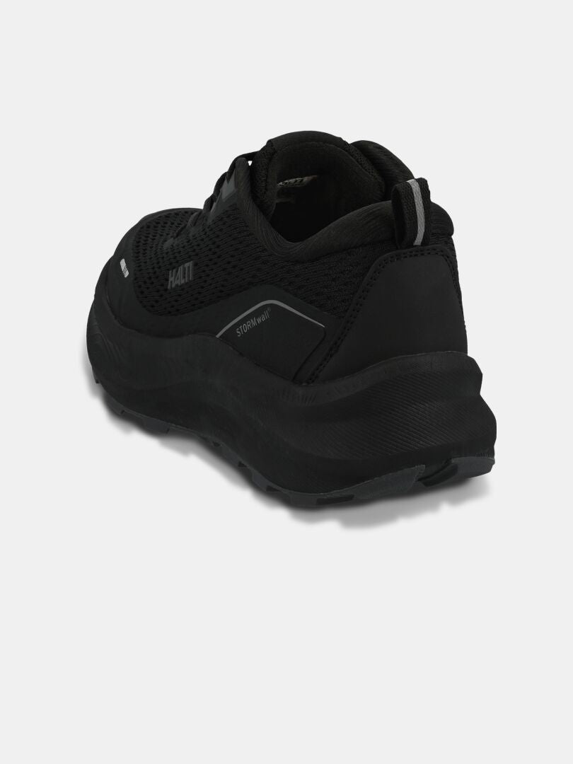 Halti Rapid 2 Sneaker Dam i svart med sneakers-lik passform, sedd bakifrån mot ljus bakgrund.