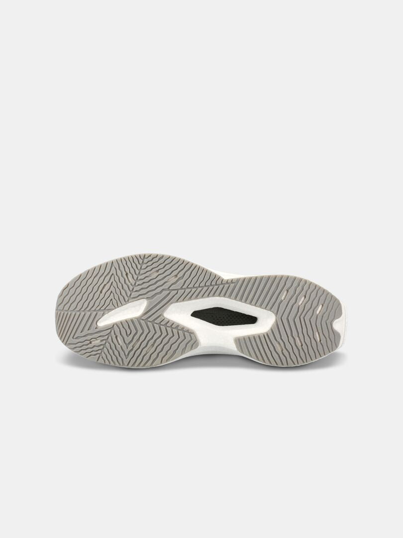 Den grå och vita sulan på Halti Syke Sneaker Dam med strukturerad slitbana visas mot en vit bakgrund.