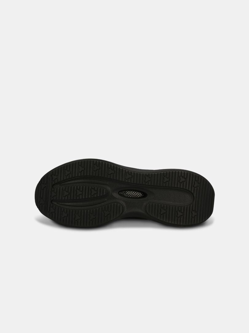 Halti Frisk Sneaker Herr har en svart sula med strukturerat grepp som visas underifrån mot en vit bakgrund.