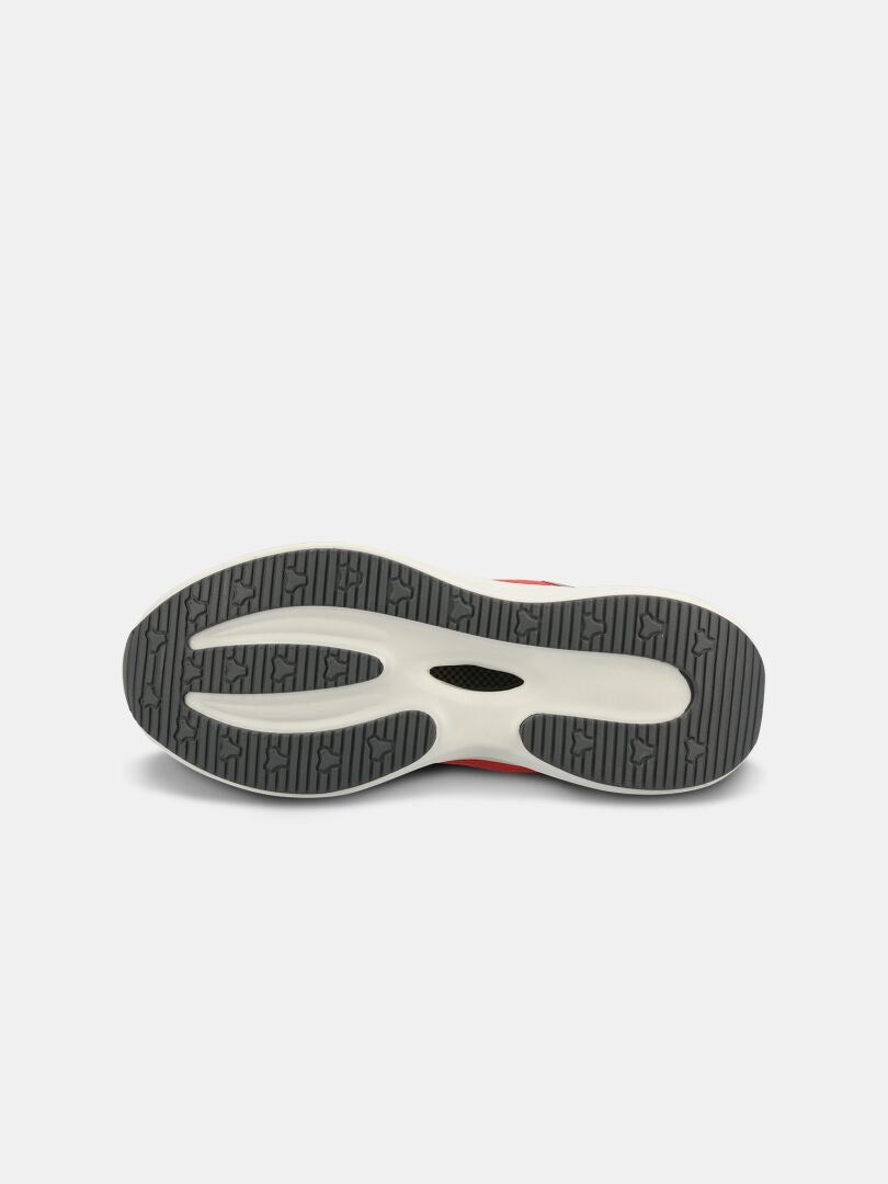 På undersidan av Halti Frisk Sneaker Dam syns en grå och vit sula med djupa räfflor för grepp.
