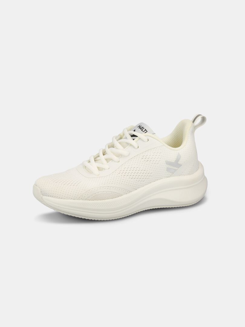 Halti Frisk Sneaker Dam är en vit snörmodell i mesh med en tjock gummisula på en vit bakgrund.