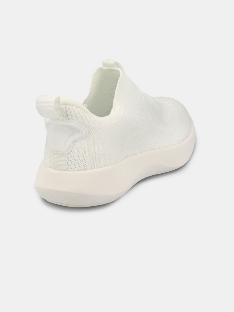 Halti Snabb 2 StepIn Sneaker Dam: vit, stickad slip-on med tjock sula, visad bakifrån på vit bakgrund.