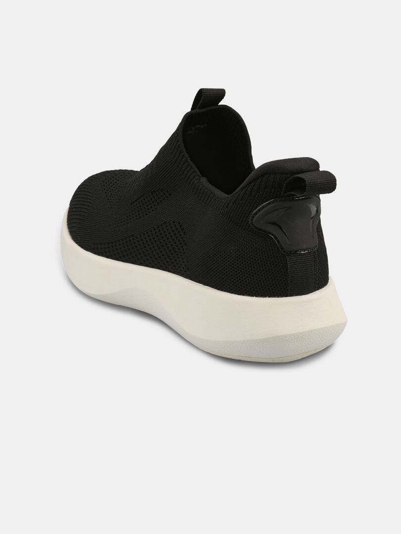 Halti Snabb 2 StepIn Sneaker Herr är en svart handsfree slip-on med vit sula, fotograferad bakifrån mot en ljus bakgrund.