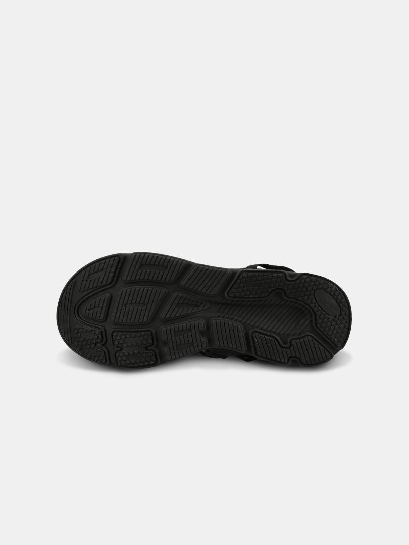 Bilden visar den svarta gummisulan på Halti Pursuit 2 Sport Sandal med en mönstrad, sneakerliknande slitbana.