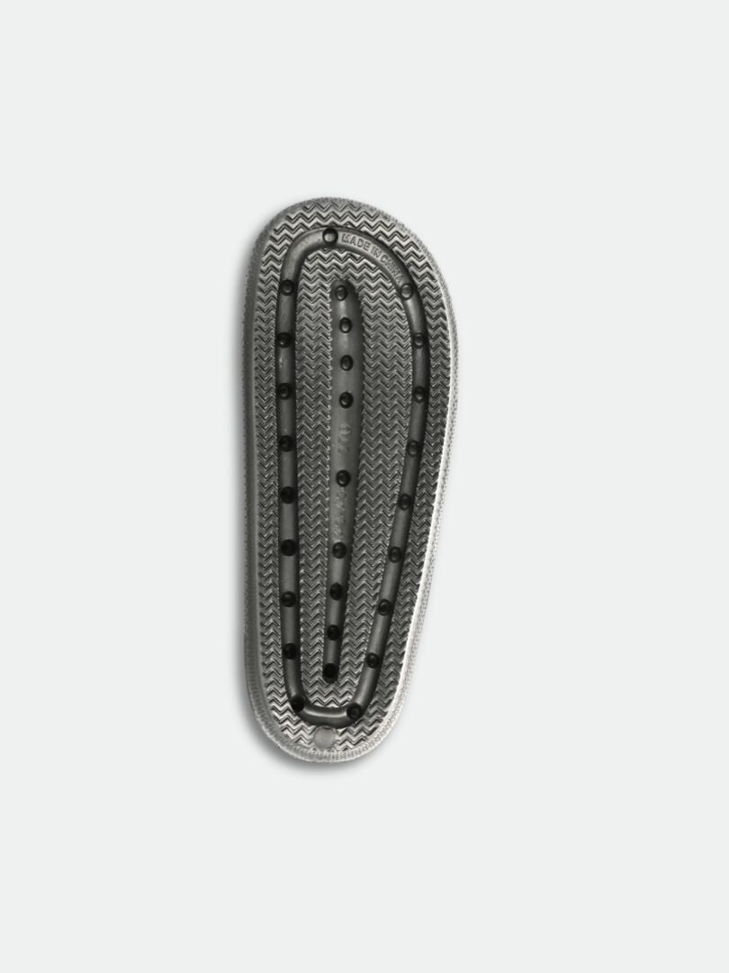 Halti Eazy 2 Sandal i grått har svarta ventilationshål och en strukturerad EVA-yta mot en vit bakgrund.