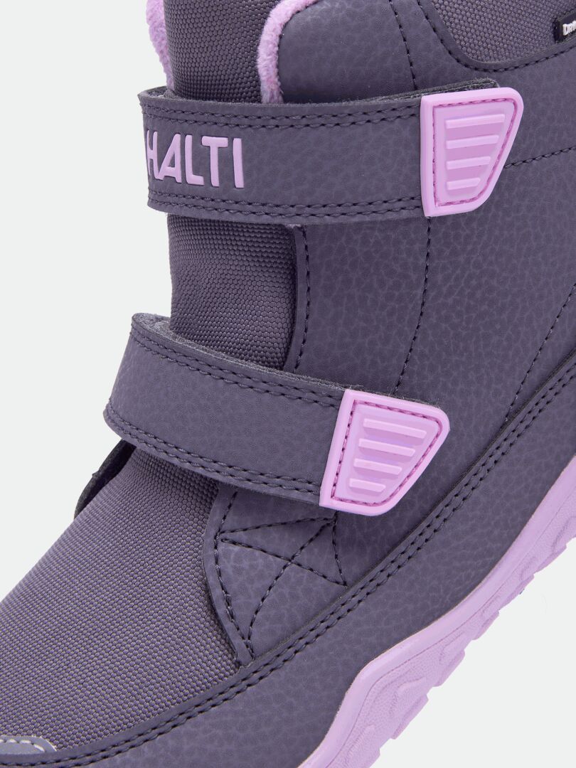 Närbild på ett par grå och rosa Halti Jalava DX Barfotaskor Junior-skor med högt skaft, kardborreband och texten ”HALTI” på plösen.