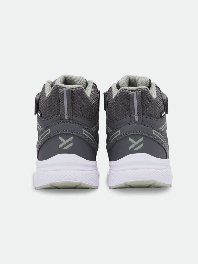 Ett par Halti Zuma Mid DX Sneaker Junior i grått, fotograferade bakifrån mot en vit bakgrund.