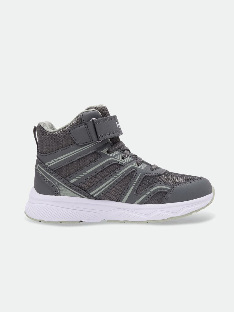 Halti Zuma Mid DX Sneaker Junior: grå, vattentät högskor med vit sula, överdrag i mesh och kardborreband runt vristen.