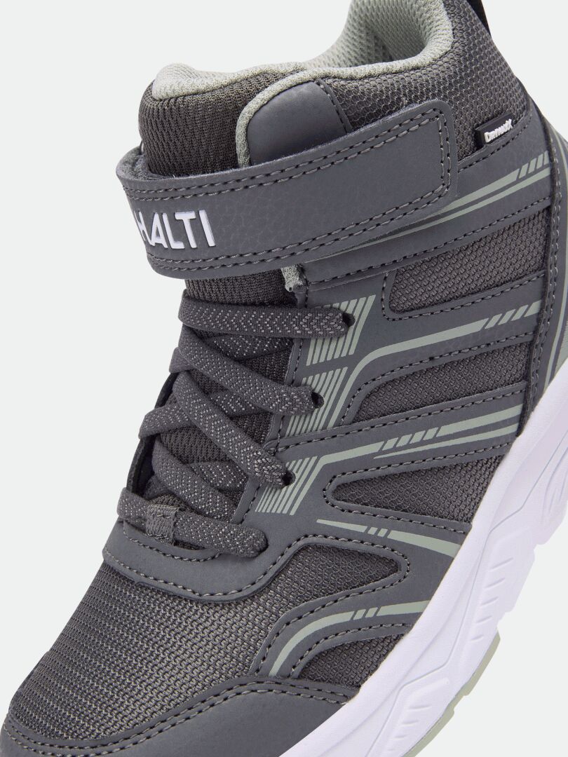 En närbild av Halti Zuma Mid DX Sneaker Junior i grått med kardborreband och en strukturerad vit sula.