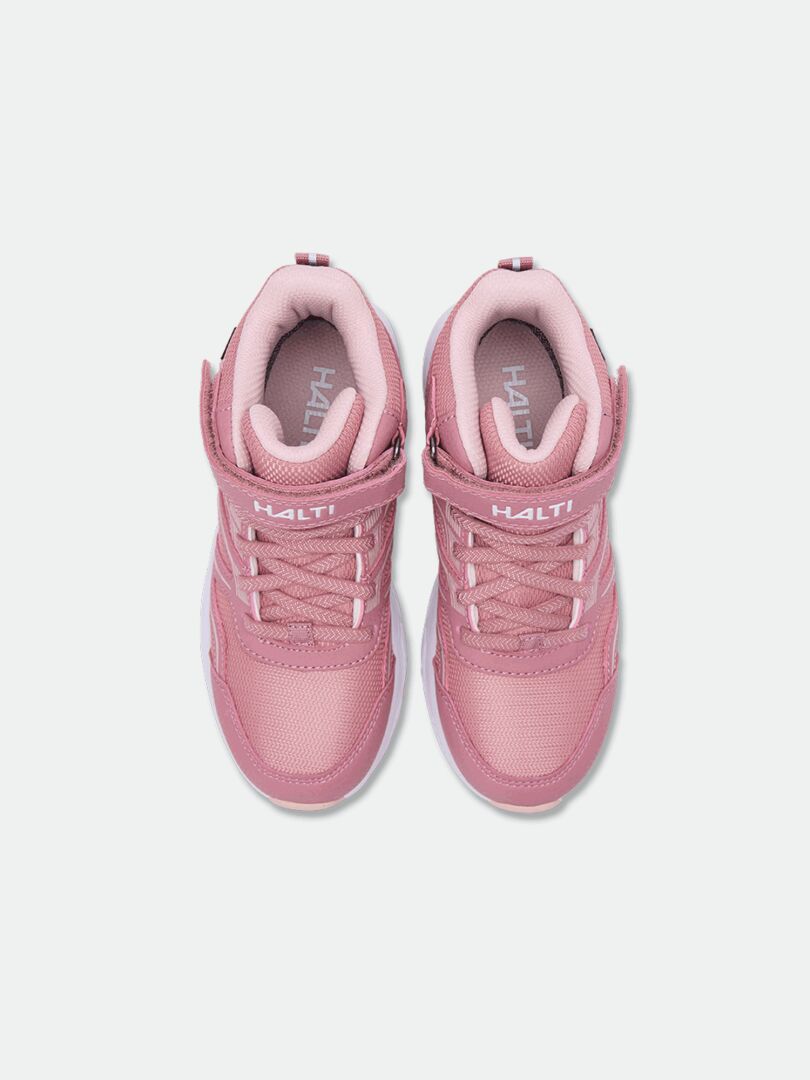 Ett par rosa Zuma Mid DX-sneakers för barn från Halti med skosnören och kardborreband, sett uppifrån mot en ljus bakgrund.