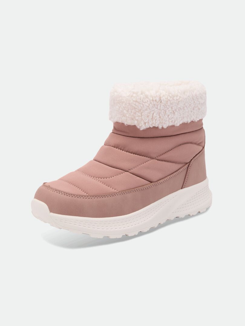 Dusty pink Halti Rest Vinterskor Dam – en quiltad vinterstövel med en vit krage i sherpa-imitation och en tjock vit sula.