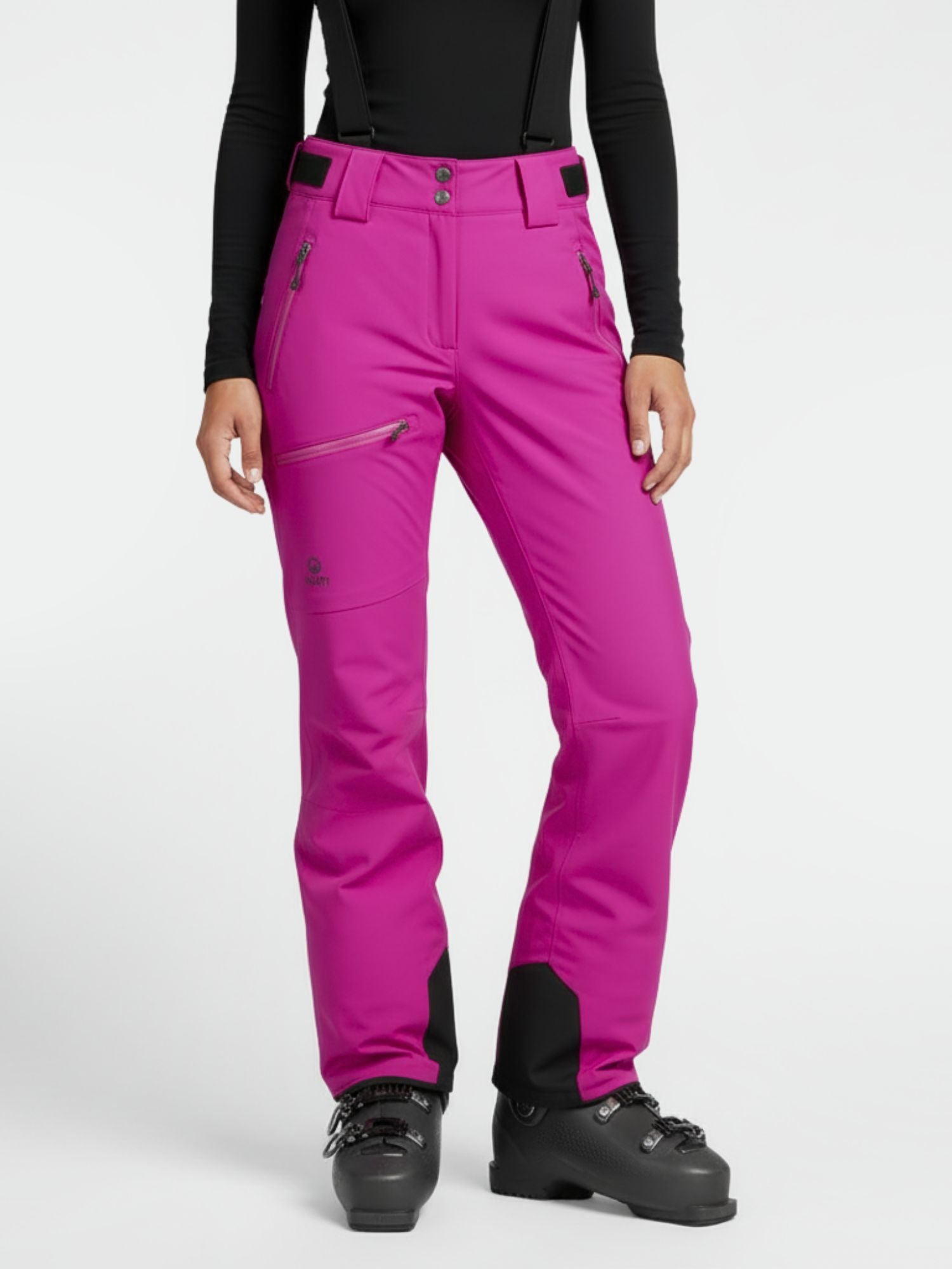 Någon bär Halti Carvey DrymaxX Skidbyxor Dam i ljusrosa och en svart topp mot en enfärgad bakgrund.