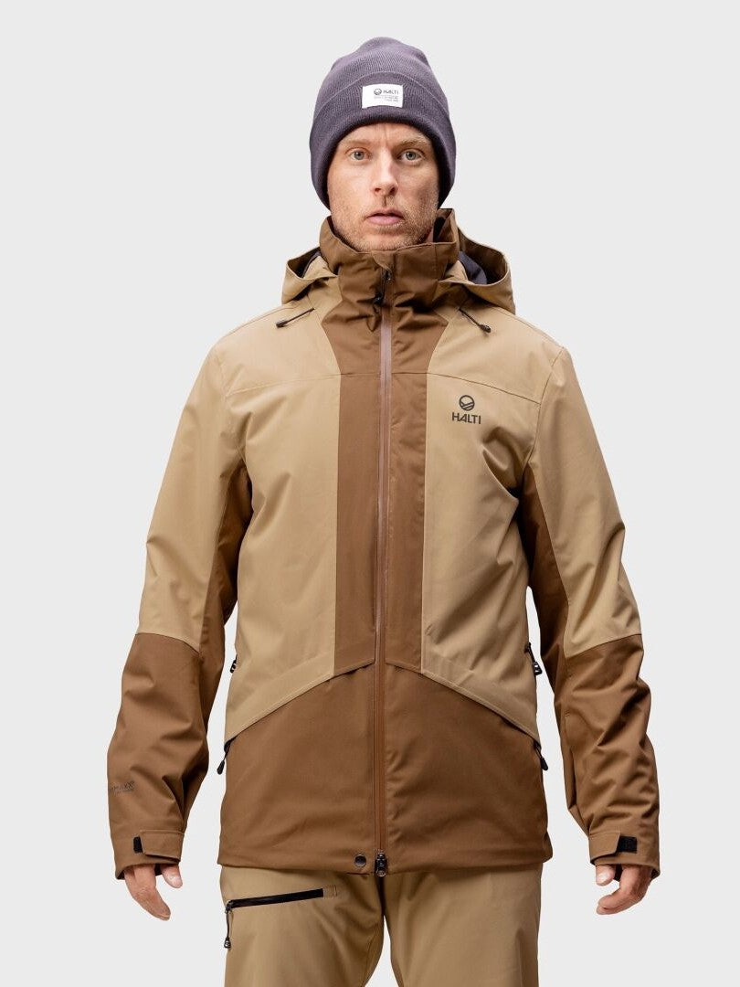 En man i en Halti Planker DrymaxX Skidjacka Herr av återvunnen polyester står vänd framåt.