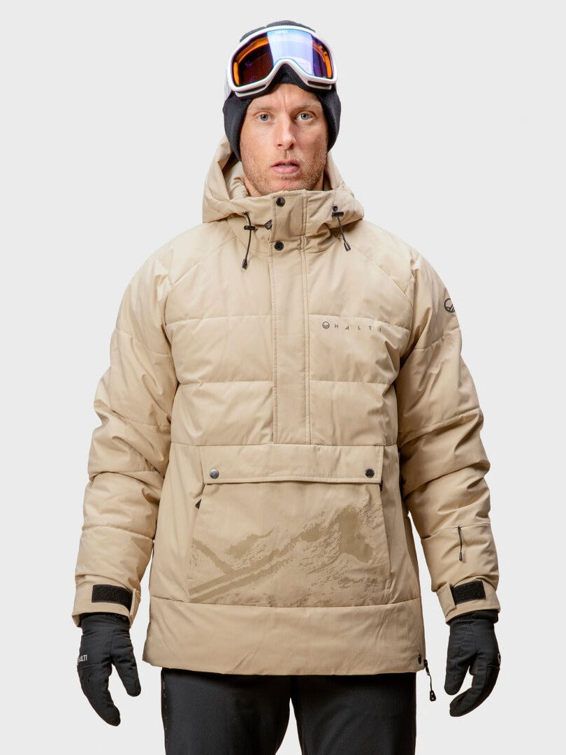 En person i beige Halti Chowper Skidanorak Herr med svarta handskar och skidglasögon står vänd framåt.