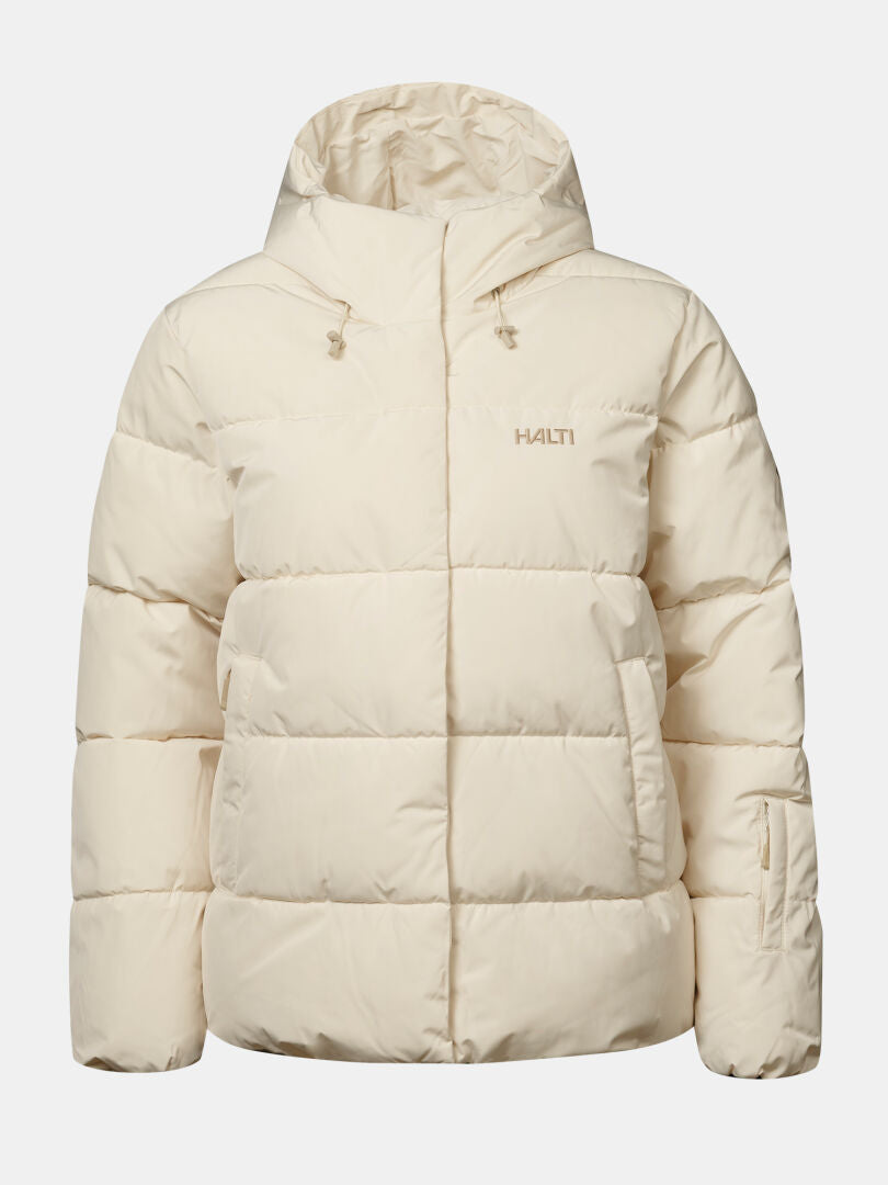 En krämfärgad Ascloud Puffer Skidjacka för dam från Halti med huva, dragkedja, sidfickor och HALTI-logotyp på bröstet.