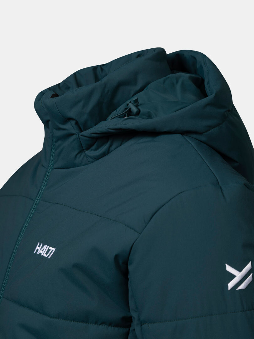 Närbild på Halti Ascale II Puffer Skidjacka Herr i mörk blågrön färg med huva, dragkedja framtill och logotypdetaljer.
