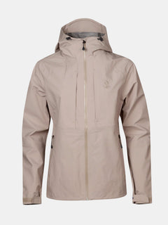 Halti Kaarna Dam DrymaxX 3L skaljacka, beige, med huva, dragkedja och flera fickor på vit bakgrund.