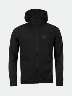 En svart Halti Pallas Herr Lite X-stretch Jacka med huva, långa ärmar och fickor på en ljus bakgrund.