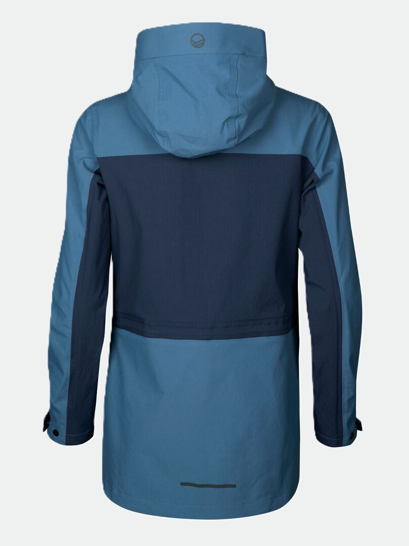 Halti Hiker Dam DrymaxX Parka Jacka i blått och marinblått, här bakifrån mot en enfärgad ljusgrå bakgrund.