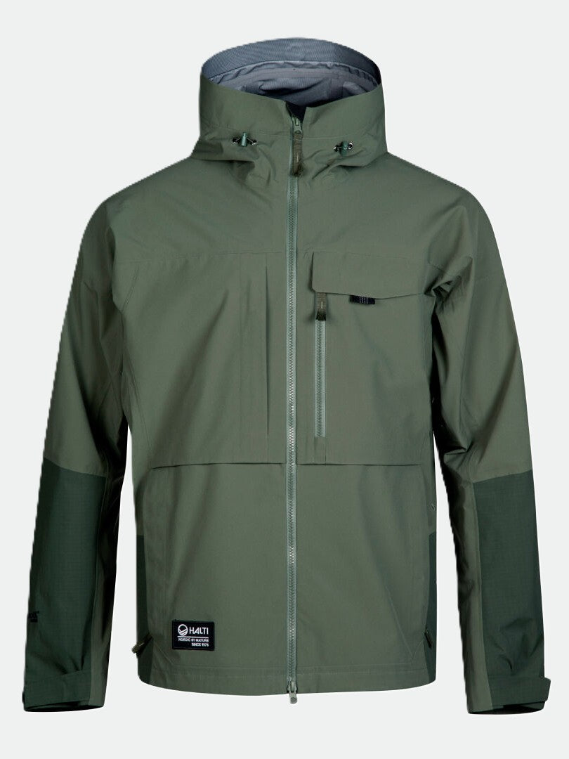 En grön Halti Hiker DrymaxX 3L herrjacka med huva, dragkedja fram, bröstficka och patch i nedre vänstra fållen.