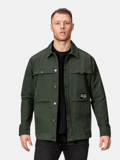 Man som bär Halti Easy Hike Skjortjacka Herr, perfekt för friluftsäventyr med utmärkt andningsförmåga.