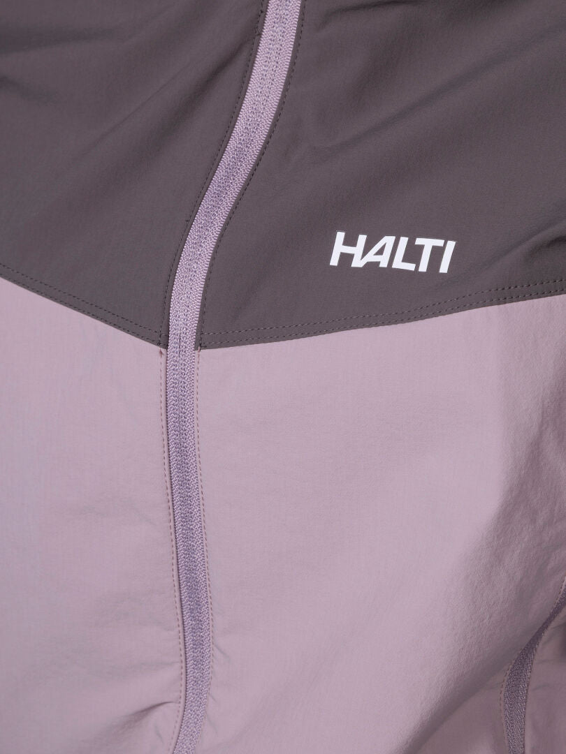 Närbild av Haltis Pallas Evo X-stretch Jacka Dam, med X-stretch-tyg, dragkedja och logotyp på bröstet.