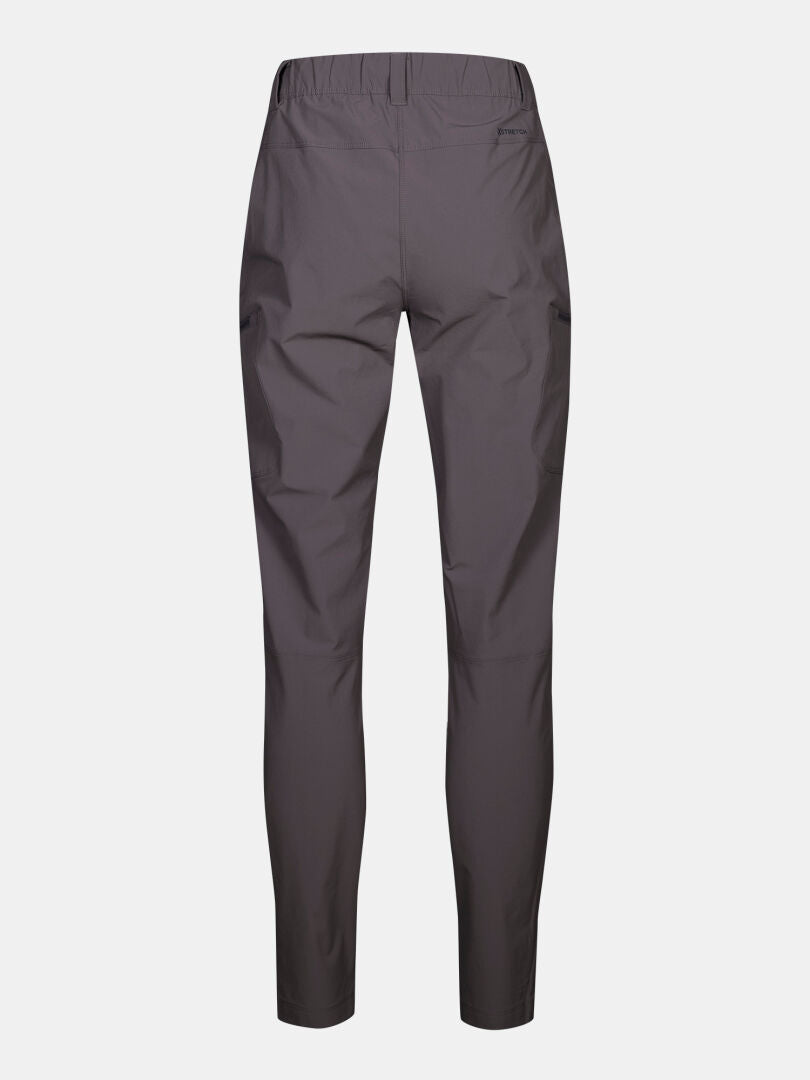 Bakifrån Halti Pallas Evo X-stretch Byxor Dam i mörkgrått, slim-fit med elastisk linning på vit bakgrund.