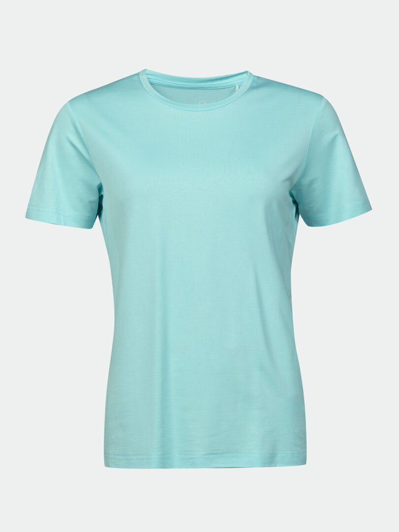 Halti Kalteva T-Skjorta Dam är en ljusblå, kortärmad EcoCosy® T-shirt som visas mot en vit bakgrund.