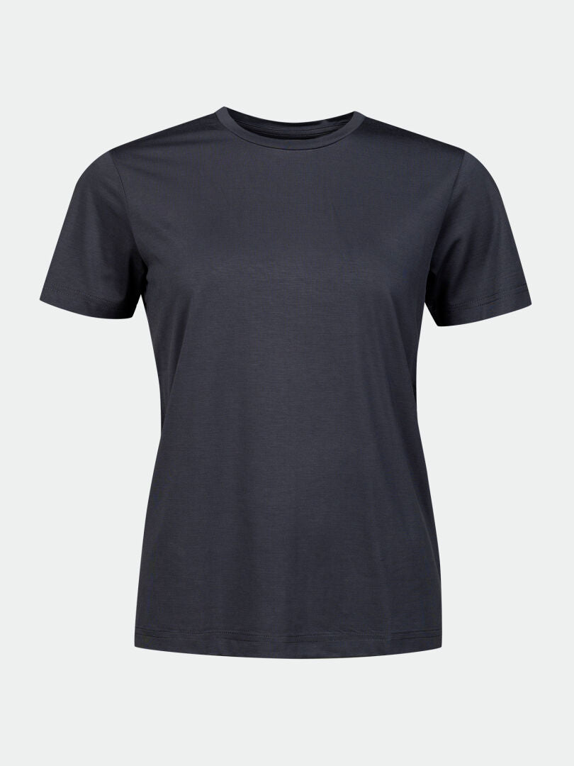 Kalteva T-Skjorta Dam från Halti är en svart t-shirt med rund hals och korta ärmar mot en ljusgrå bakgrund.