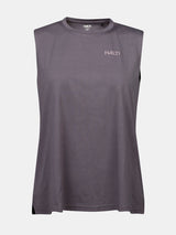 Halti Kalteva Top Dam: ärmlös grå trekkingtopp med rund halsringning, hållbar jersey, på vit bakgrund.