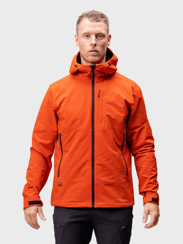 Man klädd i Halti Pallas Evo Brushed X-stretch Jacka Herr med svarta blixtlås och svarta byxor.