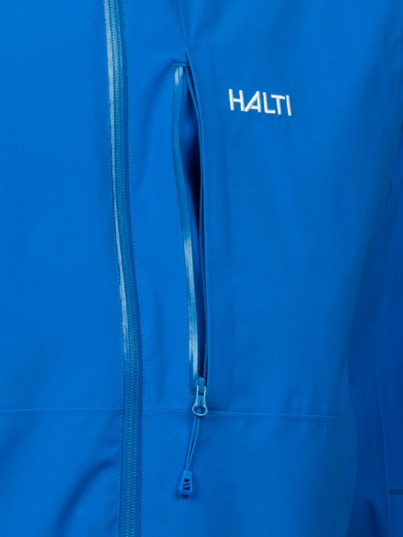 Närbild av Staala DX Skaljacka Herr från Halti med vattenavvisande material och vertikal bröstficka med logga.