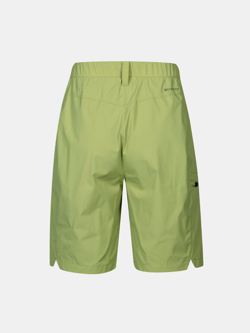 Bakifrån på Halti Pallas Cool Shorts Dam i ljusgrönt med elastisk midjeresår och liten logo uppe till höger.