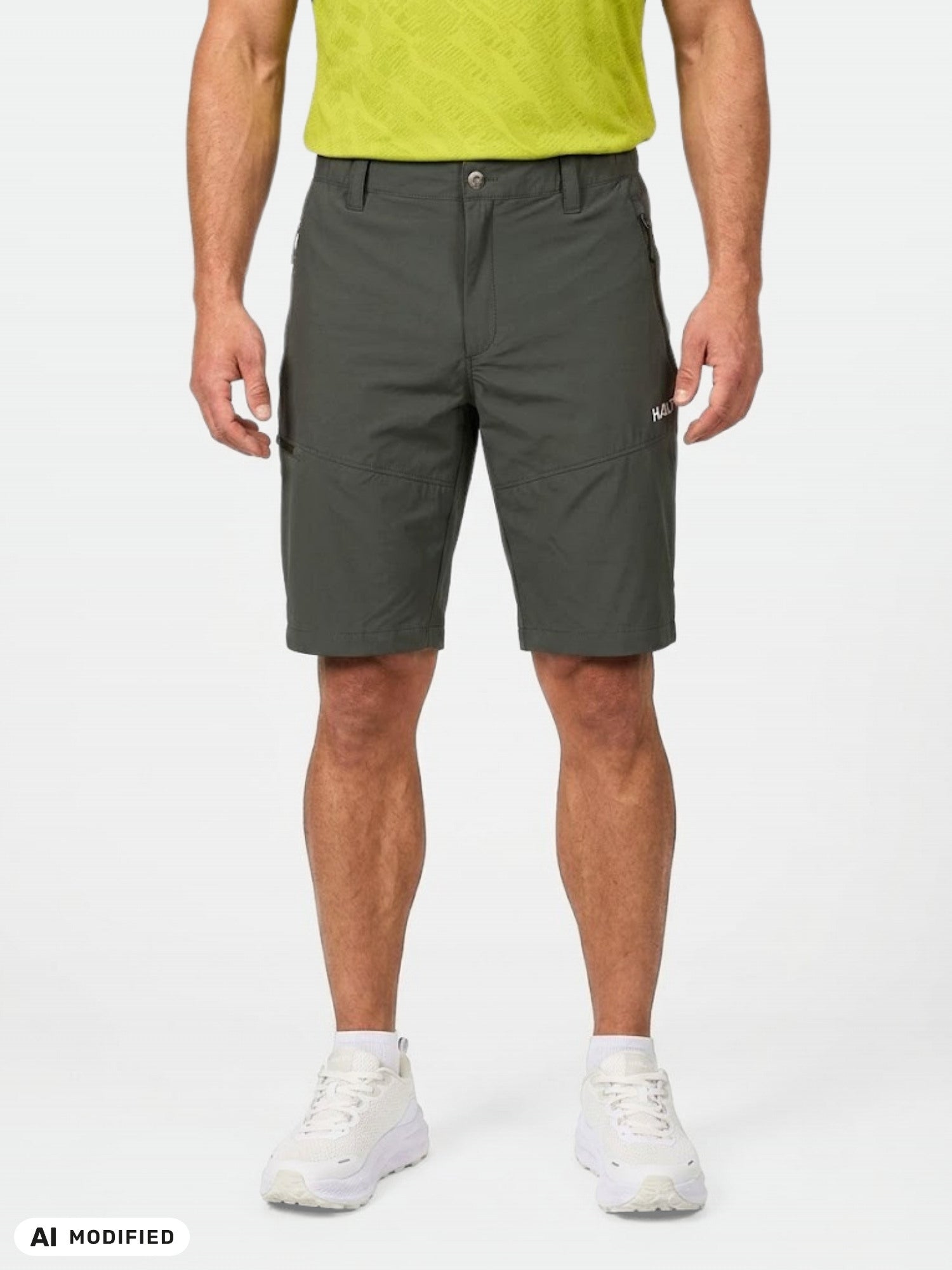 En man i en limegrön skjorta, Halti Pallas Cool X-stretch Shorts Herr och vita sneakers står vänd framåt.