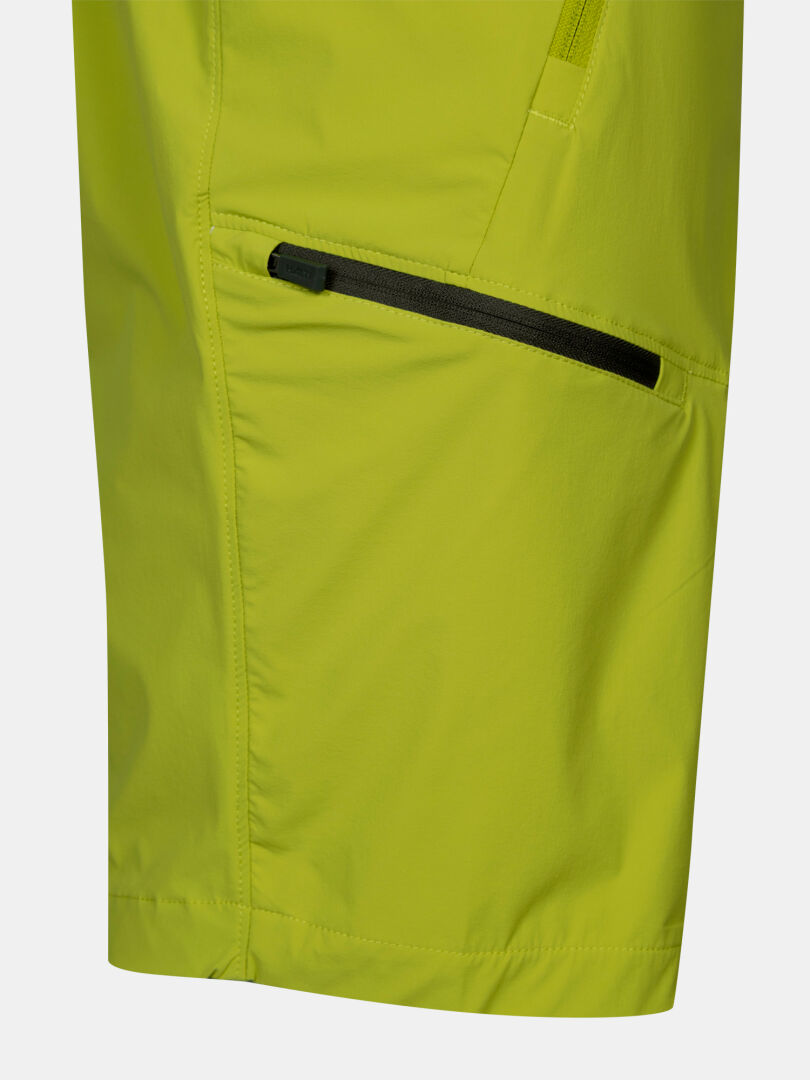 Närbild av Halti Pallas Cool X-stretch Shorts Herr i ljusgrönt med en svart blixtlåsficka på sidan.